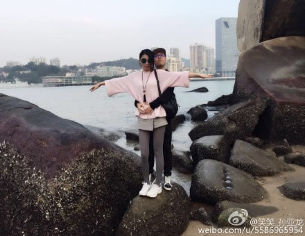 笑笑微博爆照秀恩爱 网友称发型不般配