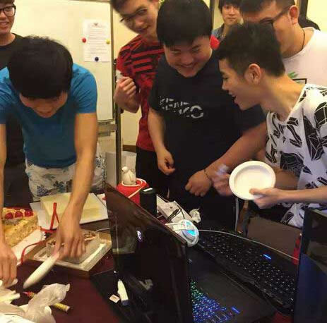 生日快乐 OMG基地为灵药庆生照片曝光