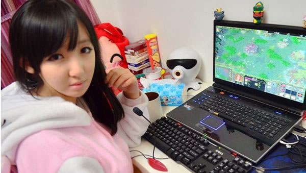 LOL男玩家表白DOTA女遭嘲讽：撸狗走开