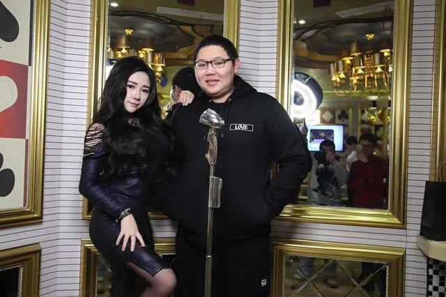 PDD嘴都笑歪了 聚会被嫩模主播狂抱大腿