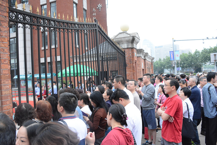4：在校门口焦急等待的家长们.JPG
