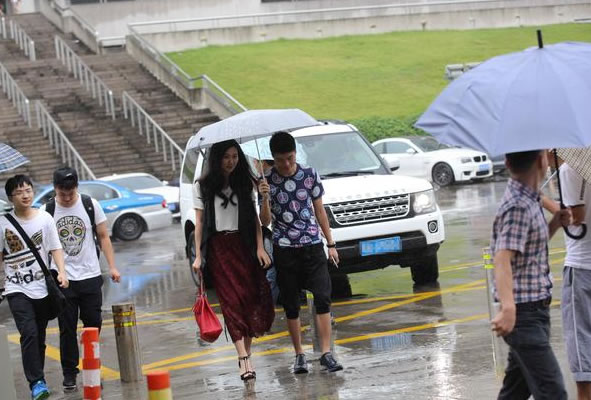 大哥和小苍恋情曝光？两人亲密共赴杭州看比赛