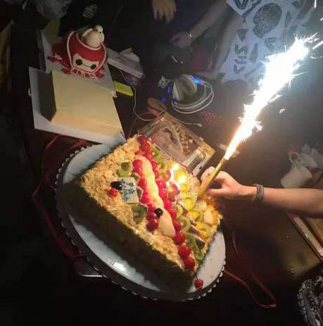 生日快乐 OMG基地为灵药庆生照片曝光