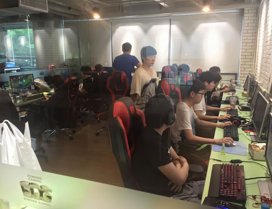 AHQ造访EDG基地 坦承差距7月或有合作
