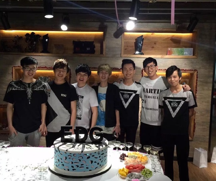 7：EDG2周年，U神回到了曾经的伙伴身边.jpg
