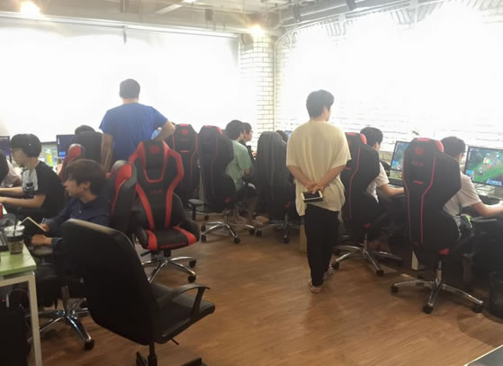 AHQ造访EDG基地 坦承差距7月或有合作
