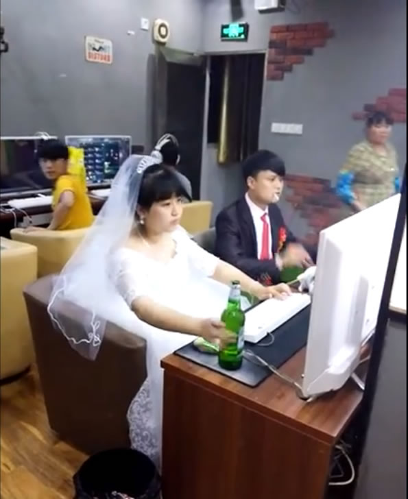 夫妇结婚不入洞房！去网吧打LOL