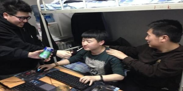 LOL男玩家表白DOTA女遭嘲讽：撸狗走开