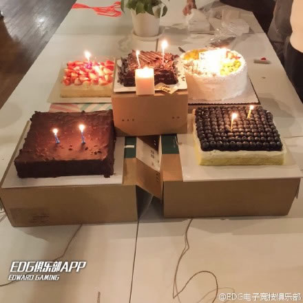 EDG中单小胖生日 希望腰伤早日康复