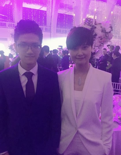 半鼻子踏入娱乐圈 若风参加黄晓明婚礼