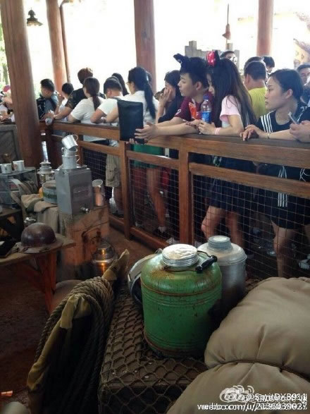 网恋教父达尔巴 西卡约漂亮女粉丝同游