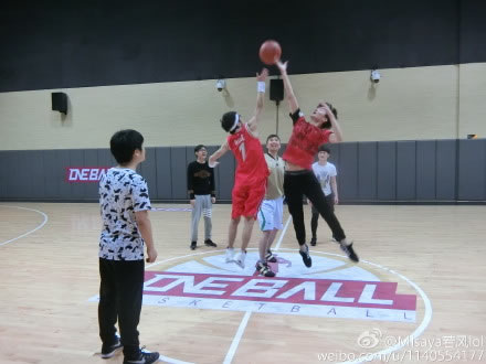 宇宙天团的对决 WE vs OMG篮球赛