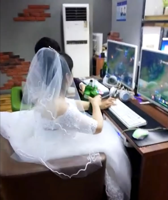 夫妇结婚不入洞房！去网吧打LOL