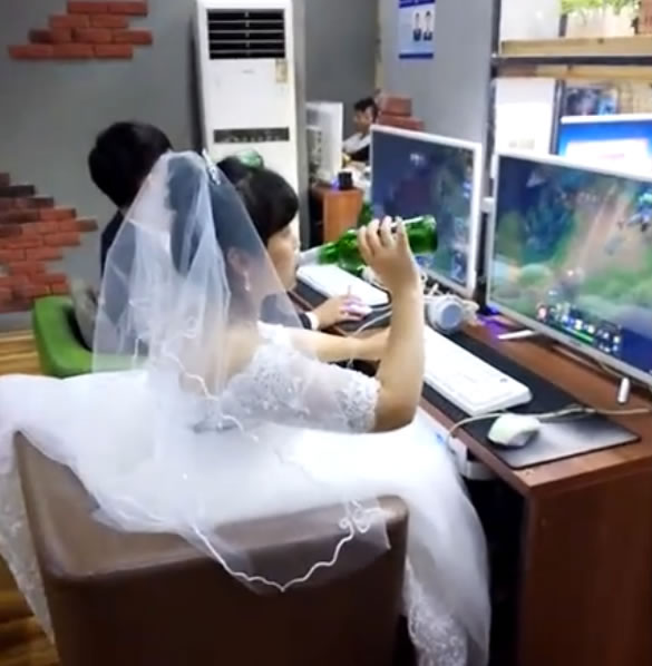 夫妇结婚不入洞房！去网吧打LOL