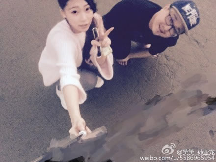 笑笑微博爆照秀恩爱 网友称发型不般配