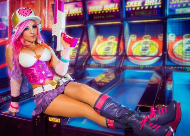 完美身材真实再现 电玩女枪COS