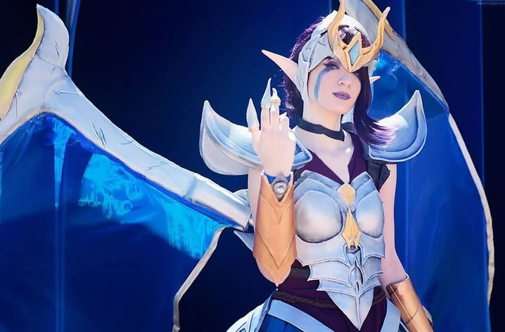 胜利女神在<a href=/gaoshou/weixiao/ target=_blank class=infotextkey>微笑</a>！胜利女神<a href=/yingxiong/morgana/ target=_blank class=infotextkey>莫甘娜</a>COS