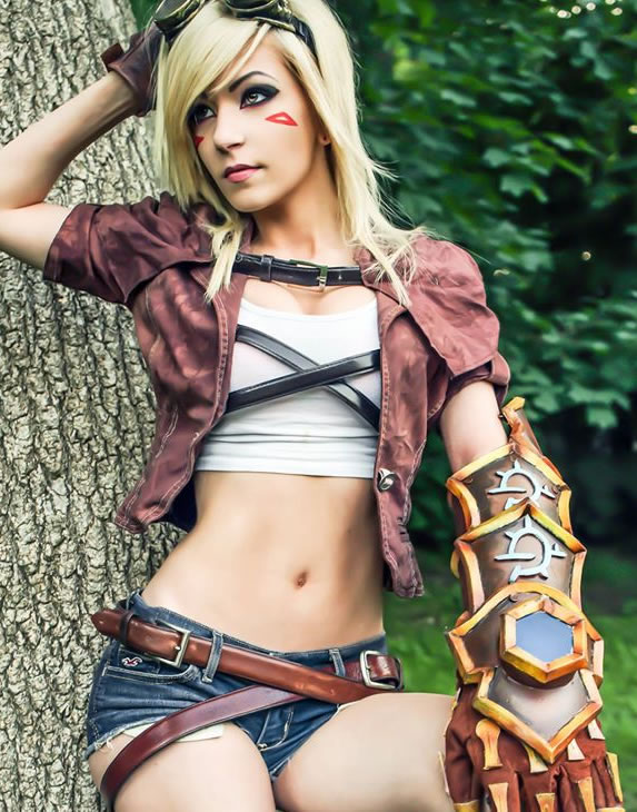 发育良好装备成型 女版EZ<a href=/yingxiong/ezreal/ target=_blank class=infotextkey>探险家</a>COS