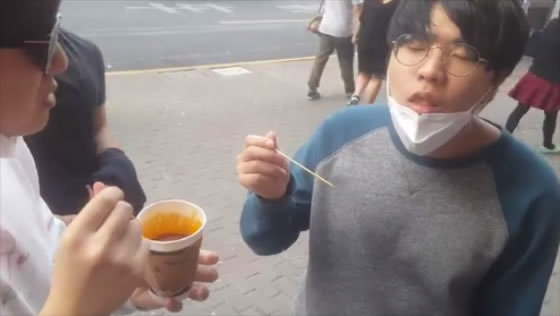 Faker沙皇带物穿 老外热评被虐傻了吗？