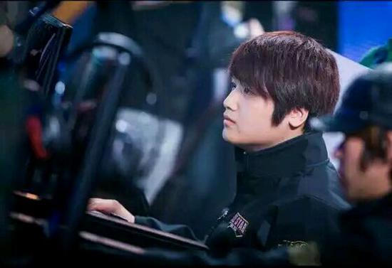专访宇宙人<a href=/gaoshou/weixiao/ target=_blank class=infotextkey>微笑</a>：这次EDG的机会很大！