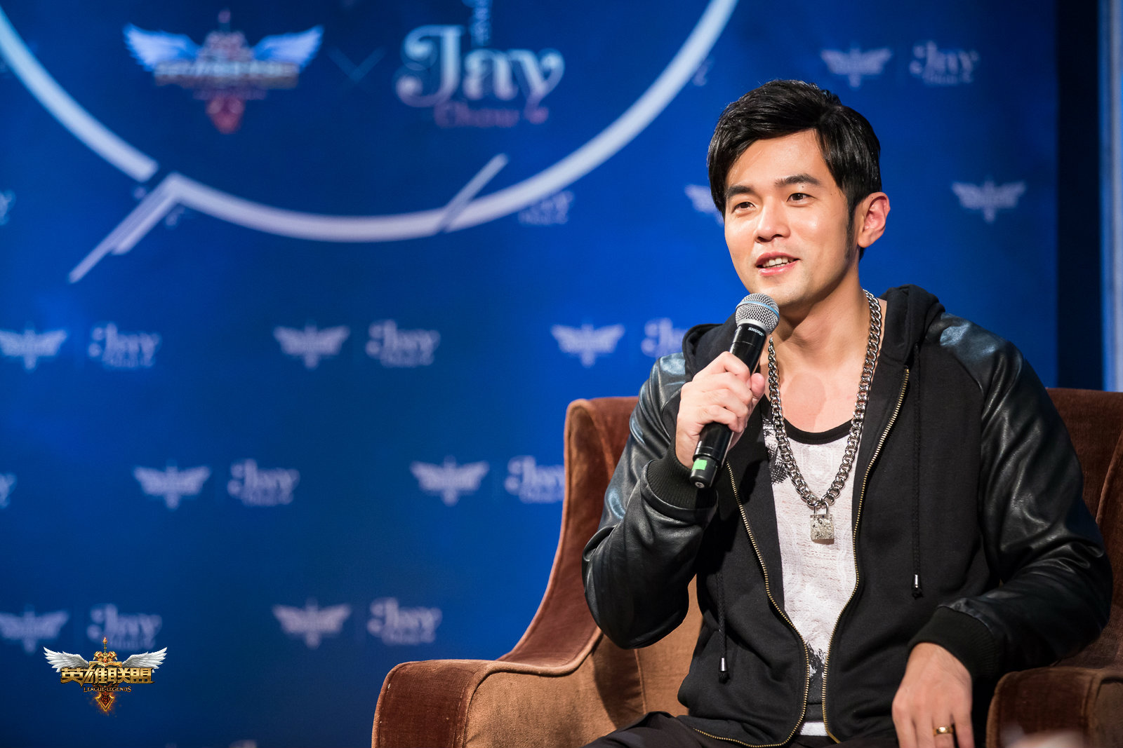 小公举周杰伦LOL直播首秀 五人开黑欢乐多