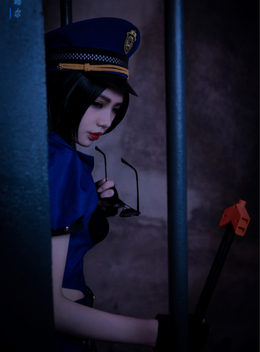 腿玩年的女警