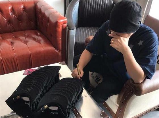 网瘾少年周杰伦 又打LOL又签名