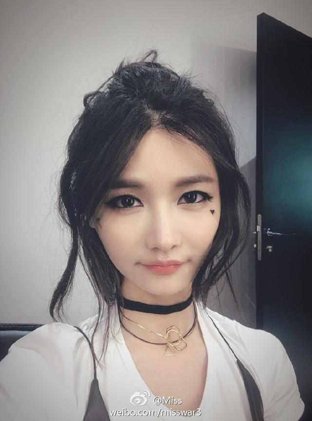 小苍mm也晒葬爱造型 网友：比起Miss这个更诱惑！
