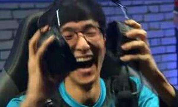 LOL职业比赛31连败，网友：从未见过这么开心的笑容！
