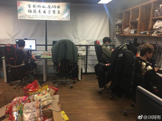 EDG输给OMG后，阿布深夜放了两张训练图，瞬间扎心！