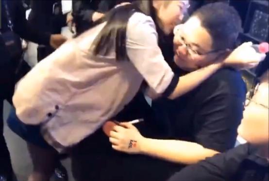 PDD遭女粉丝强吻