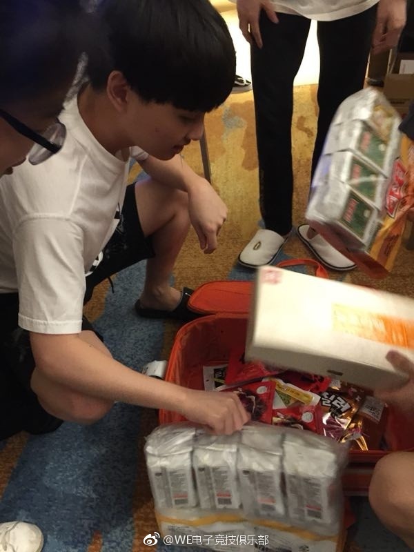 LPL队伍中秋海报大比拼 “DAN”愿人长久