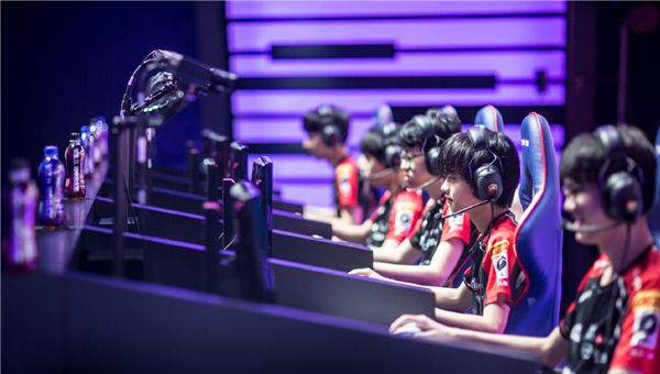 五大赛区战况现状：FW成唯一指定幻神