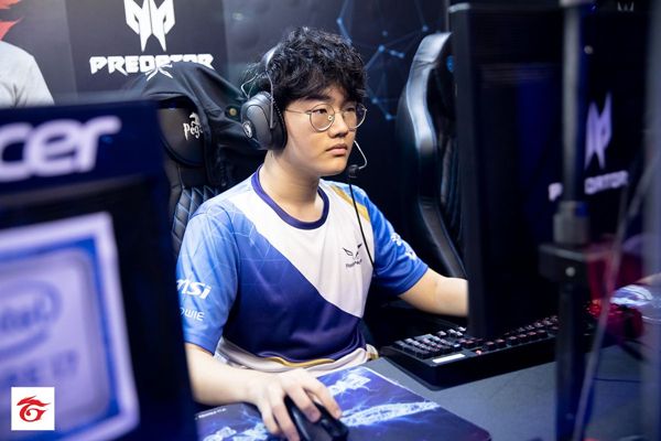 Uzi沉迷排位 对阵TheShy打得有来有回
