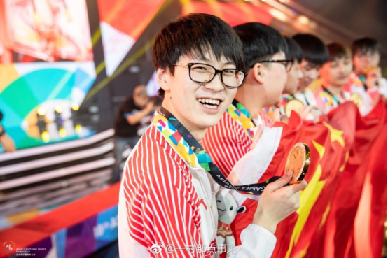 LOL亚运夺冠后 央视人民日报纷纷炸锅