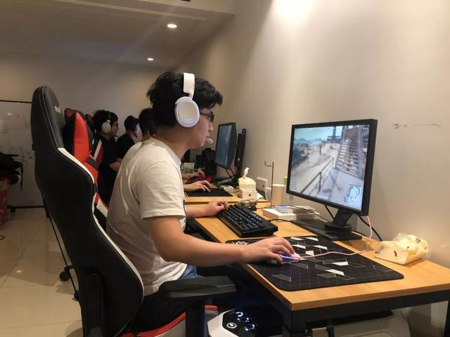聚光灯外的电竞少年