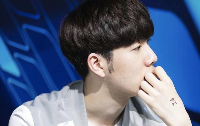 LOL草莓谈Theshy：他是我见过最强的上单，就算Khan也没法和他比！