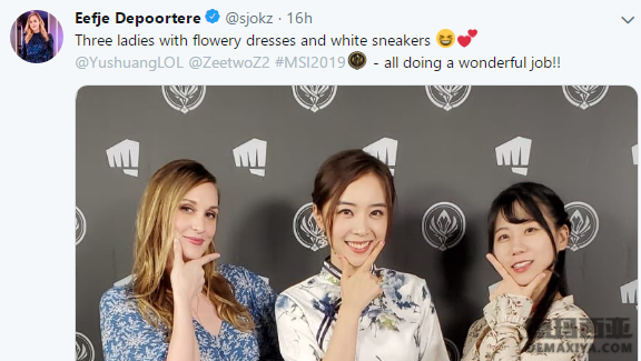 MSI三国女主持合照 统一花裙子白球鞋
