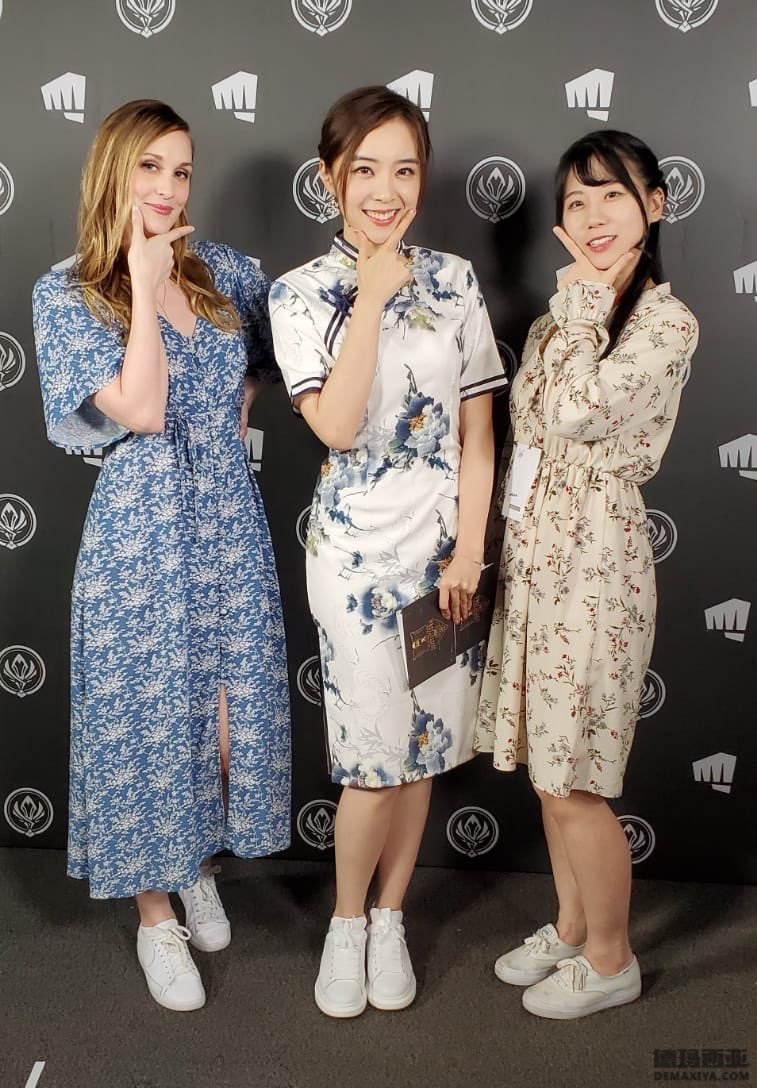MSI三国女主持合照 统一花裙子白球鞋