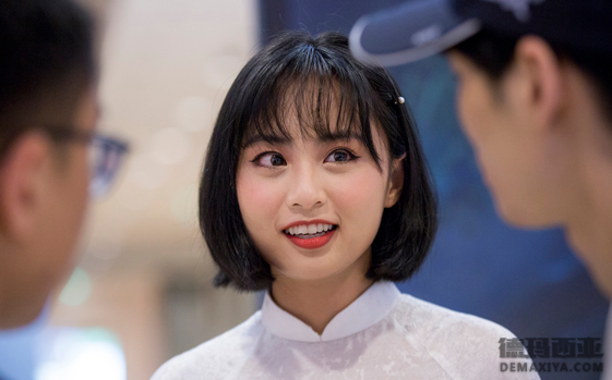 越南主持采访：非常幸运有粉丝的支持