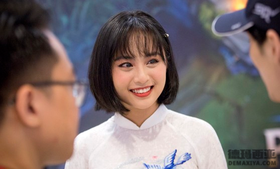 越南主持采访：非常幸运有粉丝的支持