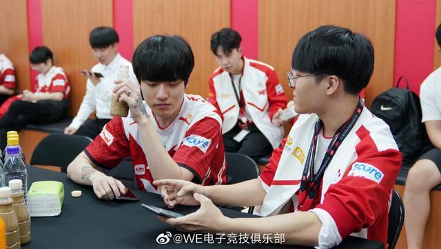 和GRF集训毫无成效？WE惨败RNG引热议，网友：他们到底去干嘛了