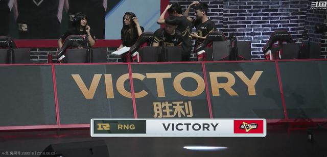 RNG女粉丝上台几乎要哭：我姐姐很喜欢UZI你们要进世界赛