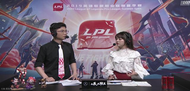 RNG女粉丝上台几乎要哭：我姐姐很喜欢UZI你们要进世界赛