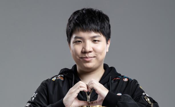 一张让EDG老粉丝五味杂陈的照片！原来的十一人，如今仅剩三人