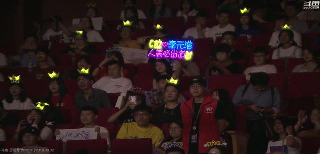 RNG女粉丝上台几乎要哭：我姐姐很喜欢UZI你们要进世界赛