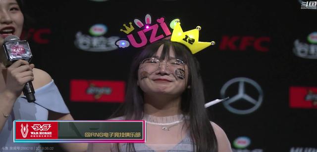 RNG女粉丝上台几乎要哭：我姐姐很喜欢UZI你们要进世界赛
