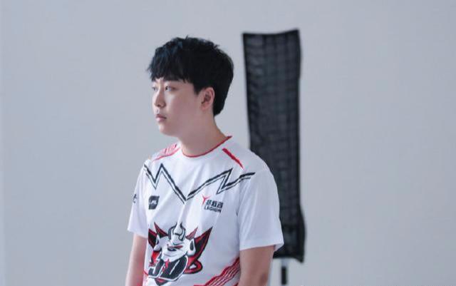 LOL：千斤战队JDG发布定妆照花絮图，百万修图师已火力全开