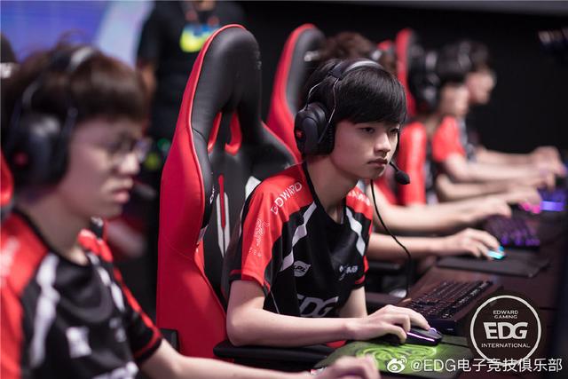 Joker：今年RNG和EDG必死一个，他们俩都进S赛几乎不可能
