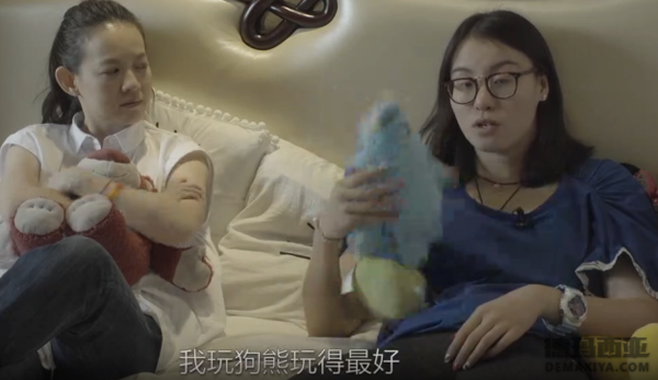 一旁的曾宝仪表现出了不信任的神情